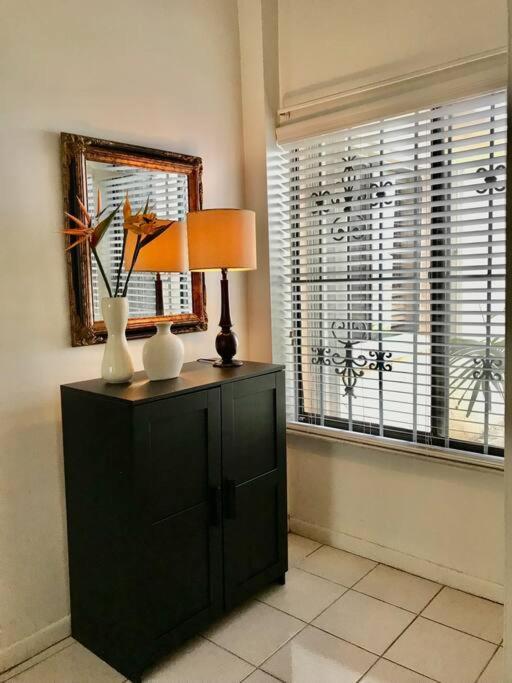 Pool House In Tropical Miami Villa Bagian luar foto